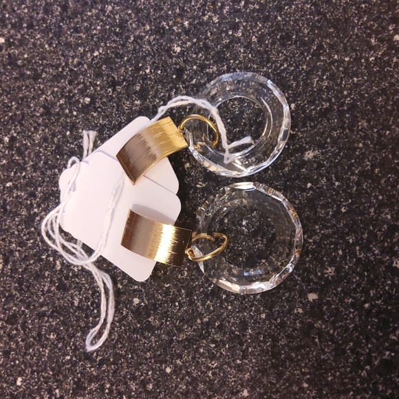 Gold clip on Earrings with clear Acrylic bottom NWOT - Picture 2 of 2